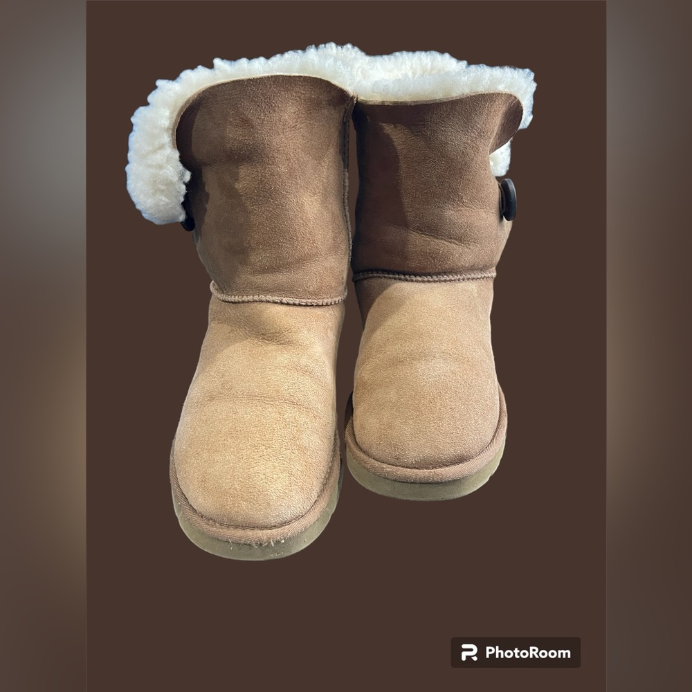 Woman uggs size7 - Picture 2 of 7